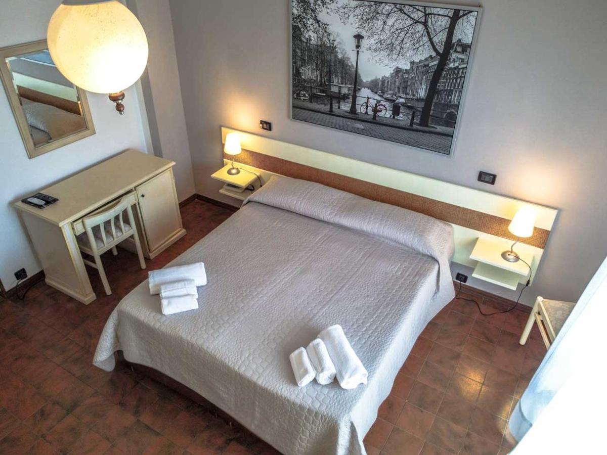 Hotel Giulia มารีนา ดิ มาซซา ภายนอก รูปภาพ