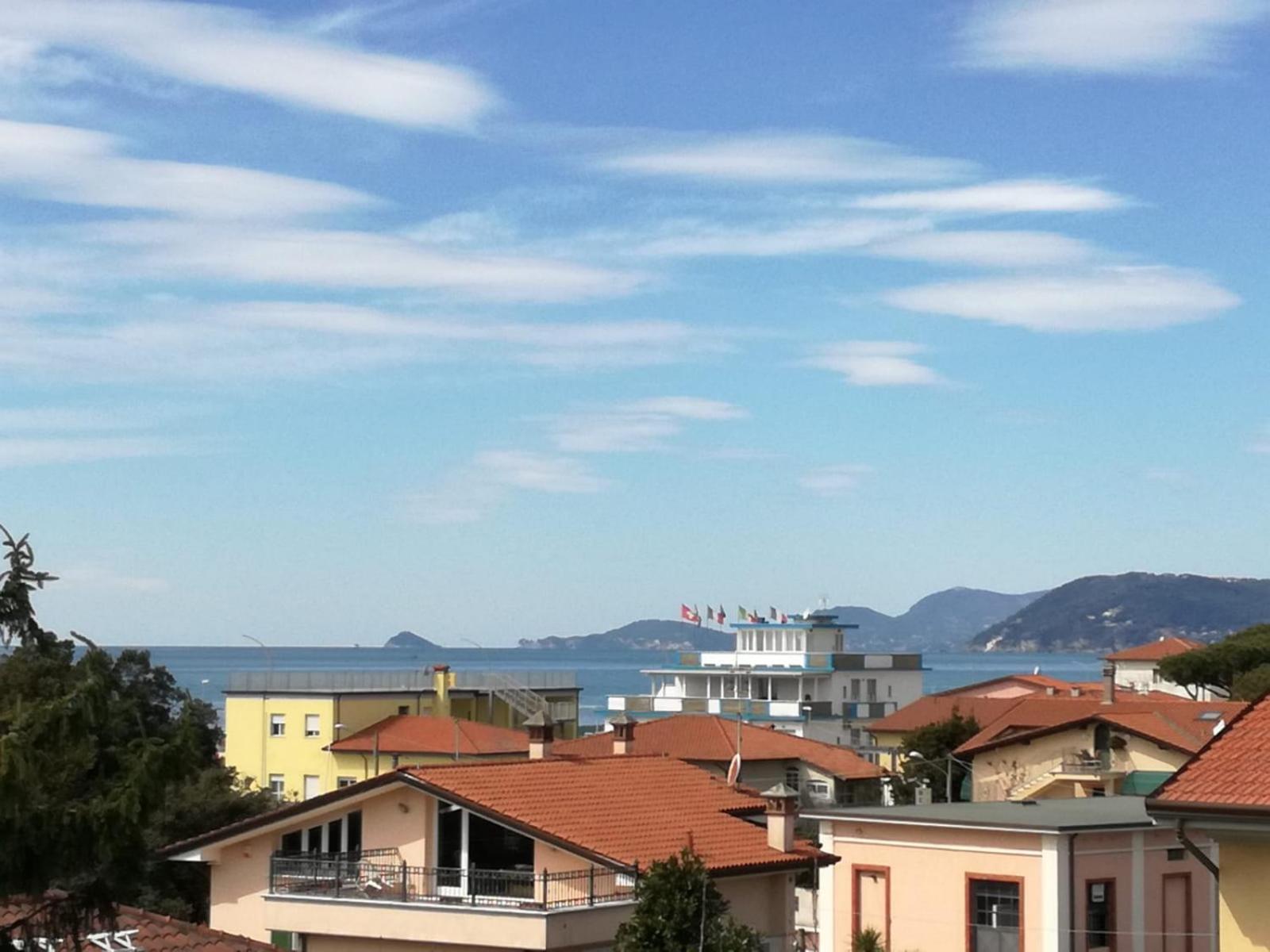 Hotel Giulia มารีนา ดิ มาซซา ภายนอก รูปภาพ