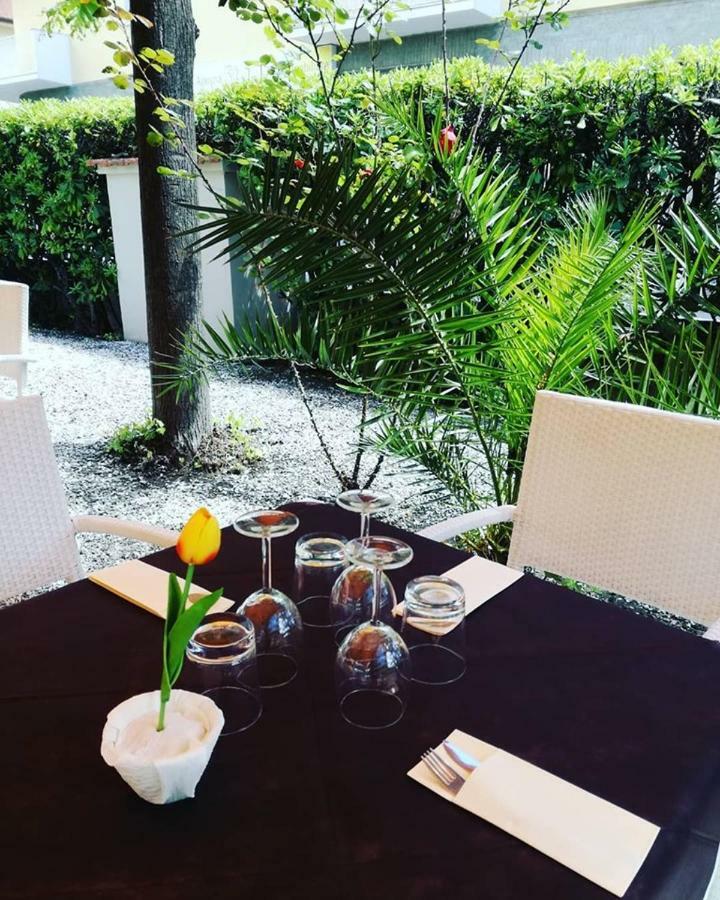 Hotel Giulia มารีนา ดิ มาซซา ภายนอก รูปภาพ